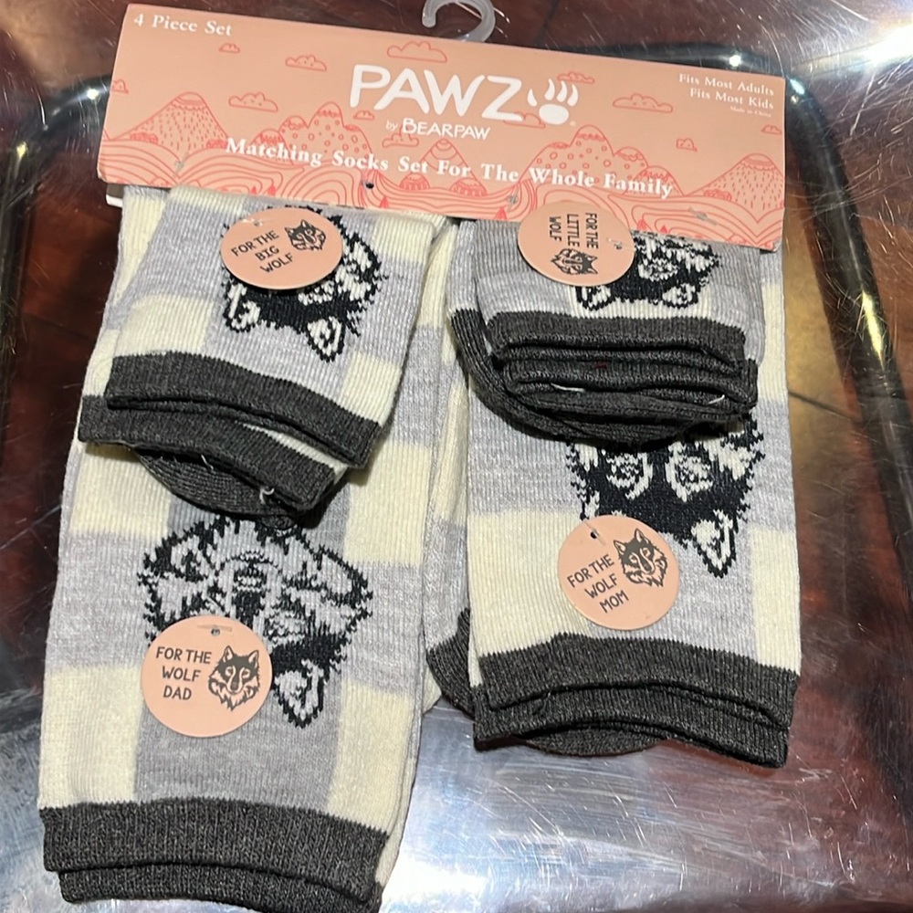 New Wolf PAWZ MATCHING SOCKS 4 FOR FAMILY NIP